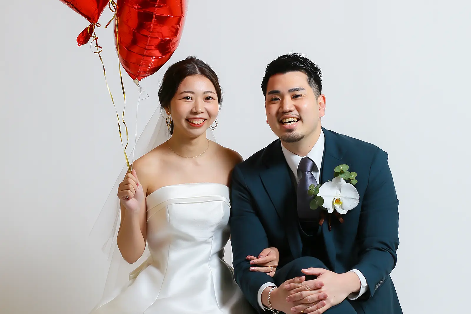 スタジオで撮影した洋装のフォトウェディング
