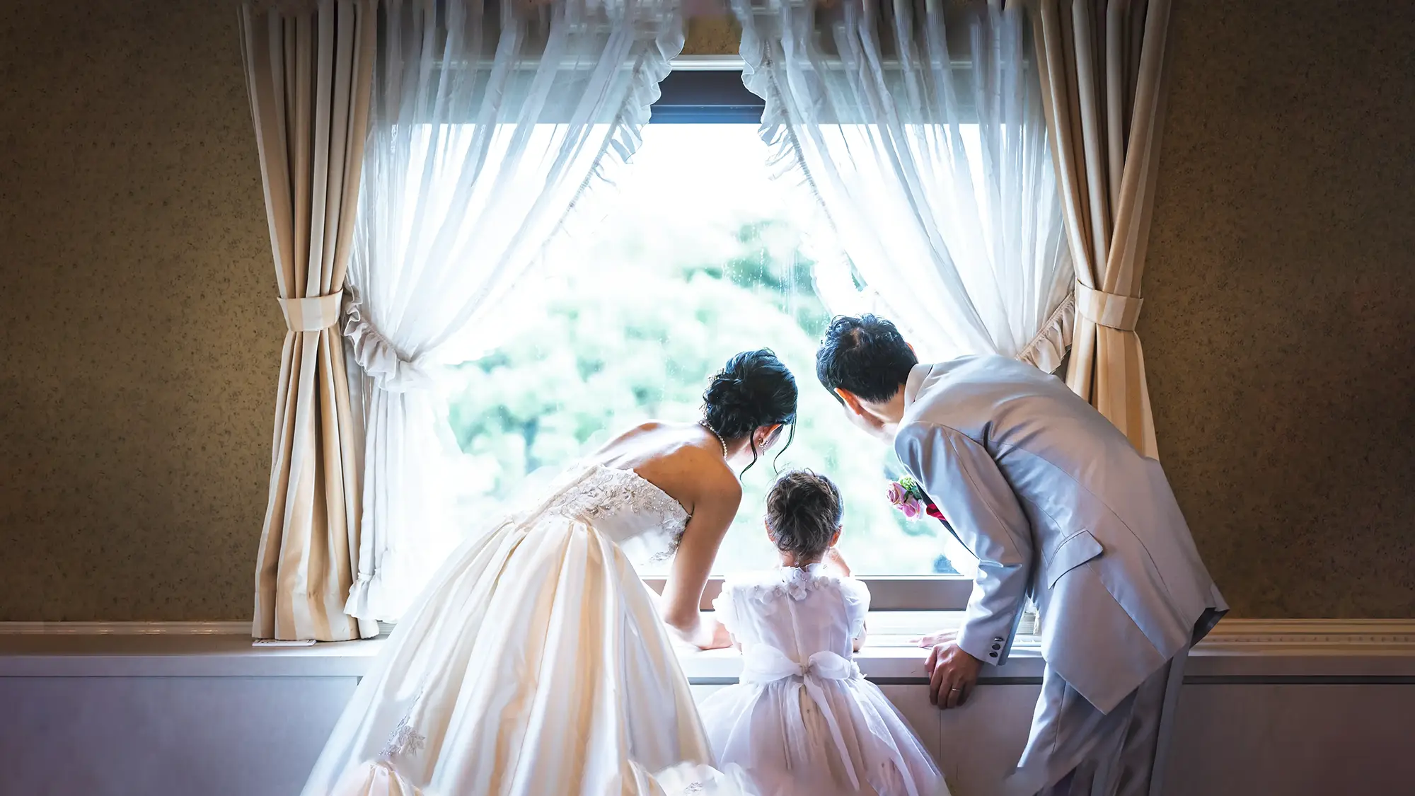 家族（子ども）と一緒に楽しむフォトウェディング。撮影後のフォト会食も叶う、絆を深めるオーダーメイドなロケーションフォト。