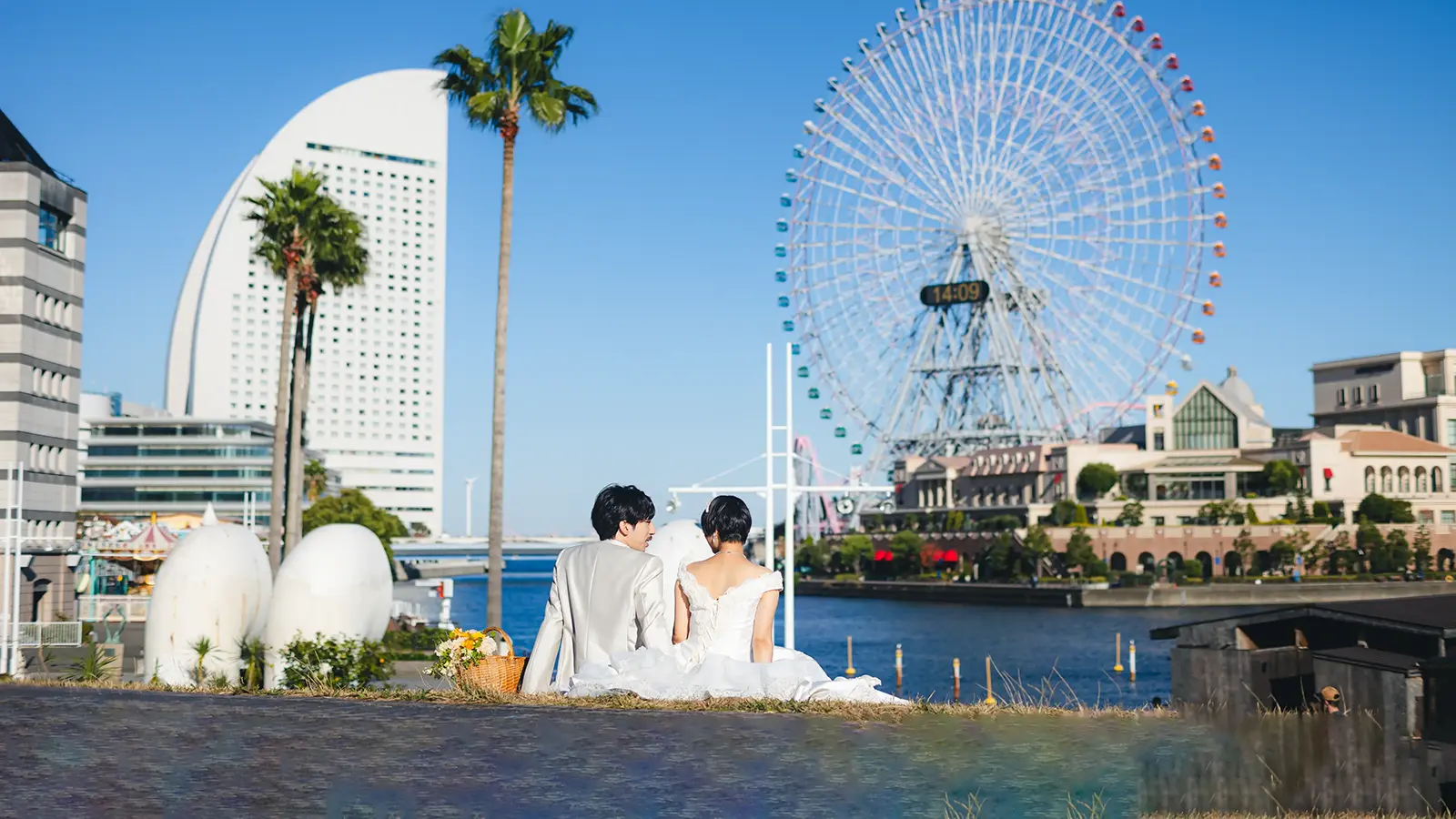 横浜みなとみらいでの持ち込み自由なフォトウェディング。明朗会計で初めての方も安心な、観覧車や海を背景にした上質なロケーションフォト。