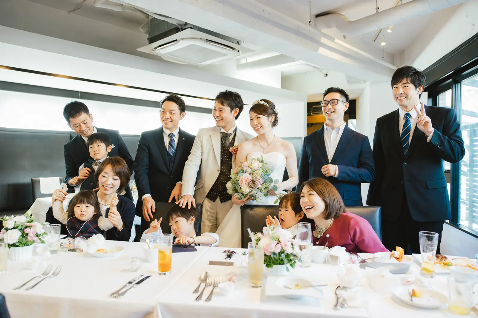 新郎新婦と家族が会食を楽しむフォトウェディング後の食事風景