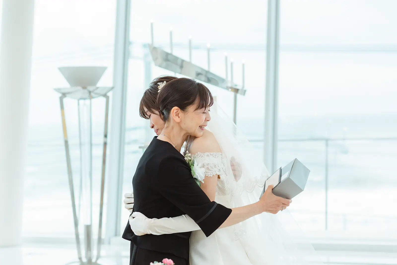 フォトウェディングで花嫁が家族と抱き合う感動的なシーン