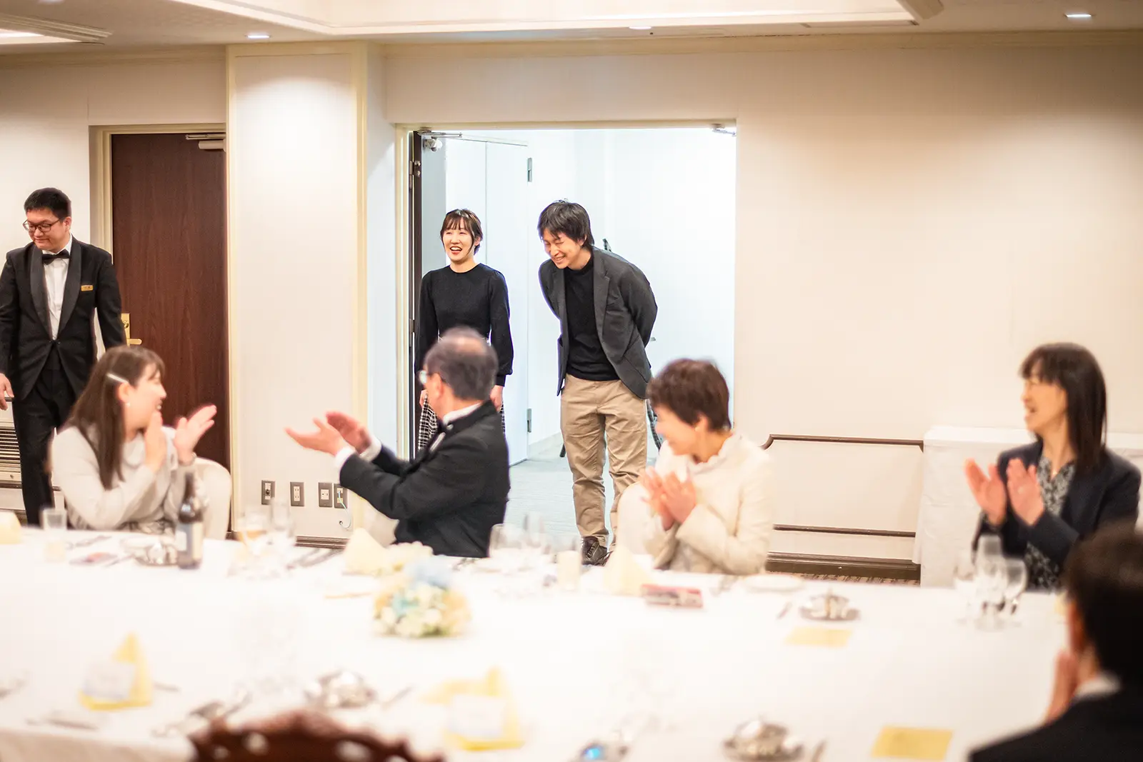 平服に着替えて家族との会食を楽しむウェディングの写真