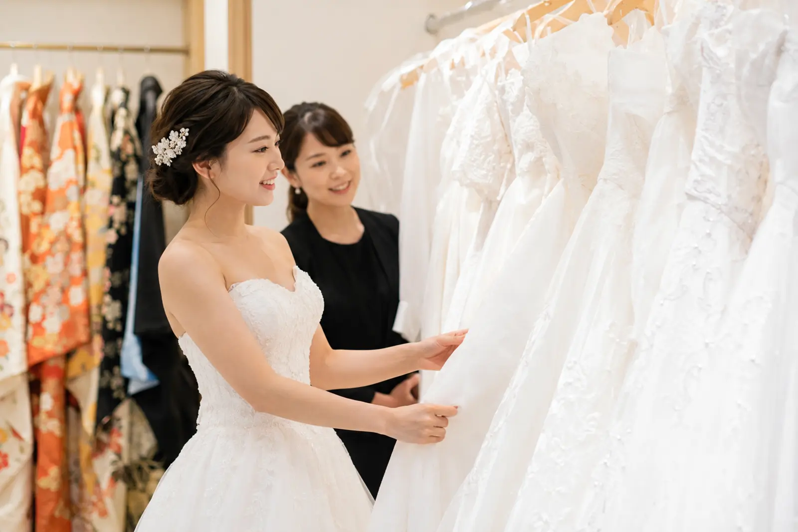 フォトウェディングの衣装や小物を確認する新婦