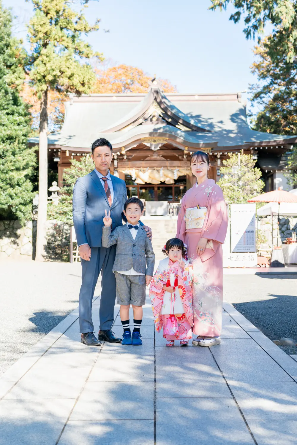 六所神社の社殿を背に並ぶ家族4人、被布姿の3歳の女の子の七五三記念写真（神奈川県大磯町）
