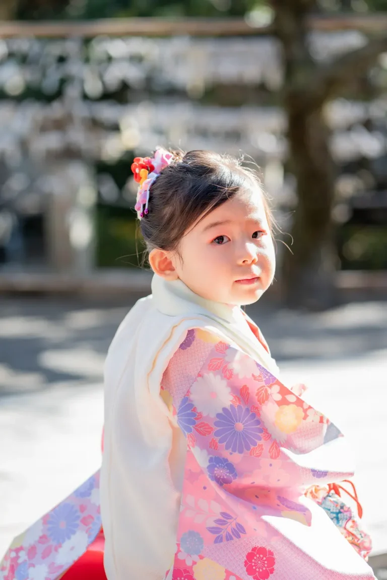 ママのそばで見せた顔｜六所神社で3歳の七五三｜大磯の撮影レポート