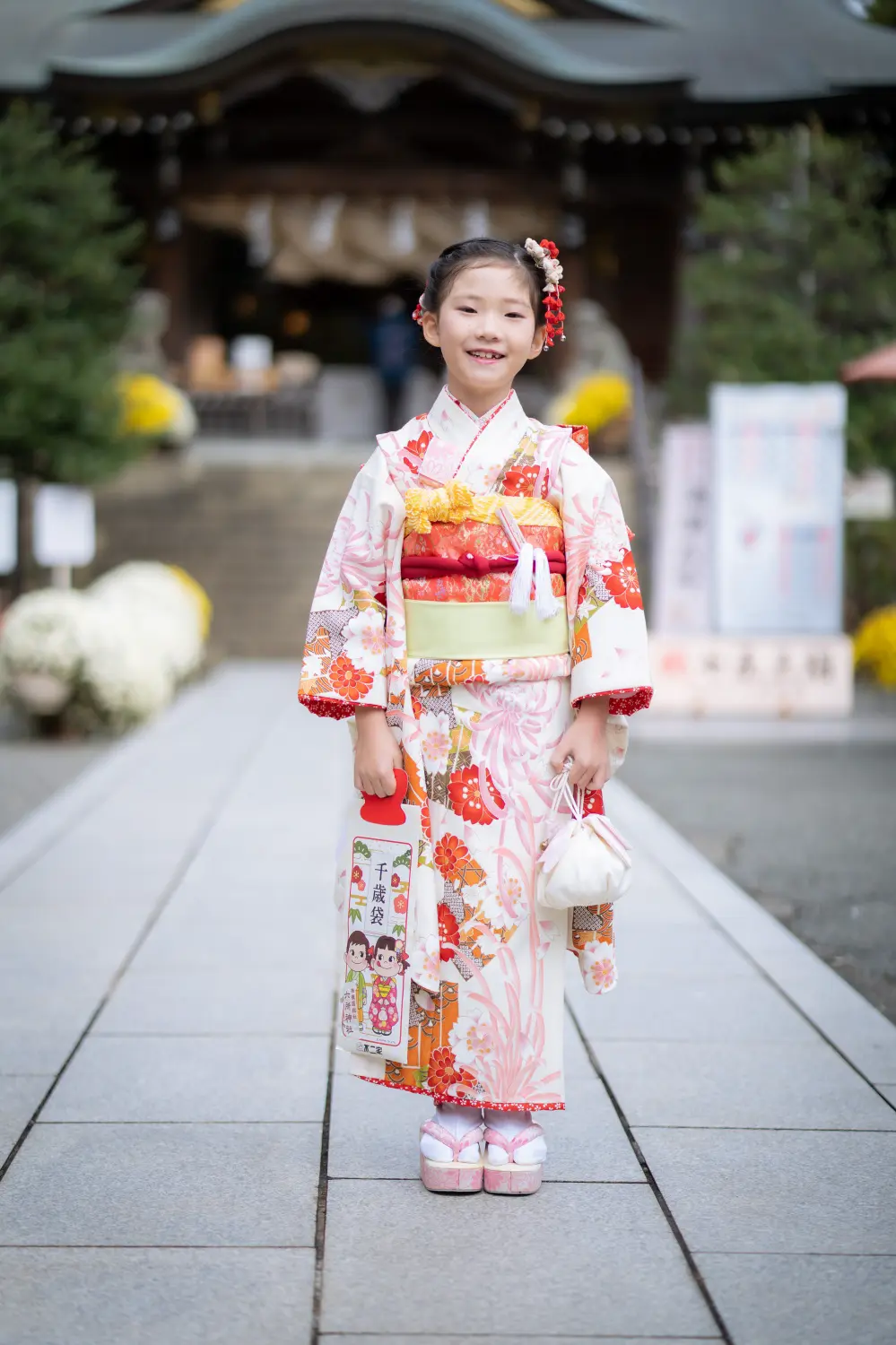 六所神社の参道で社殿を背に立つ7歳の女の子、生成り地の四つ身姿の七五三出張撮影（神奈川県大磯町）