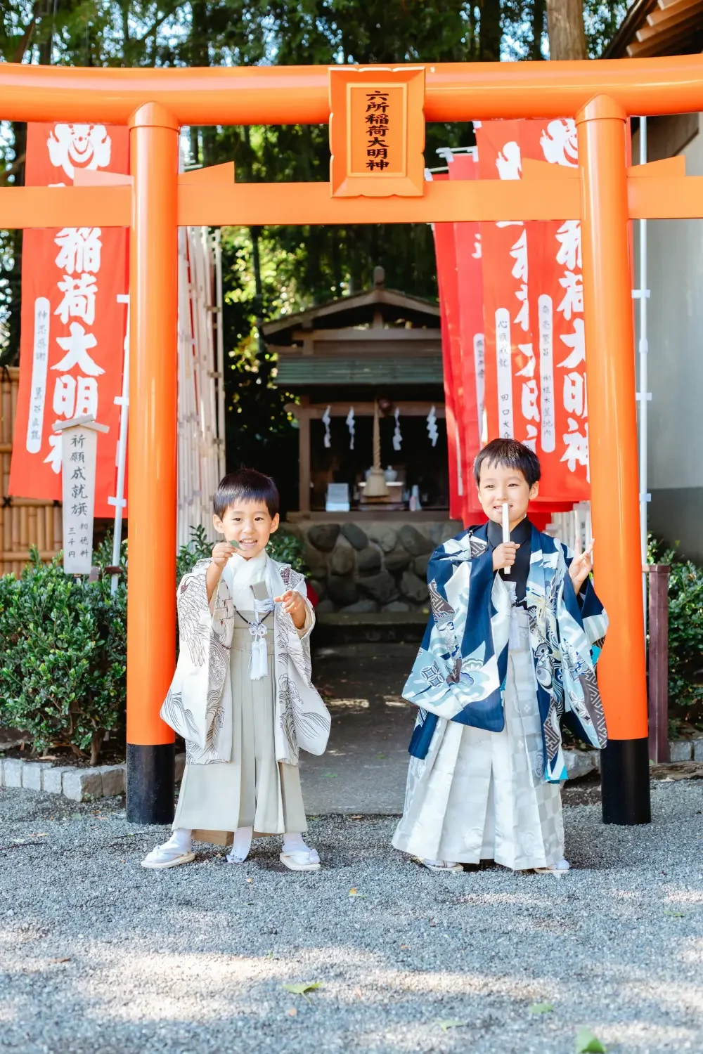 六所稲荷大明神の朱い鳥居とのぼり旗の前に並ぶ、生成りと紺の羽織袴の兄弟ふたり（4歳と5歳の年子）の七五三出張撮影（神奈川県大磯町・六所神社）