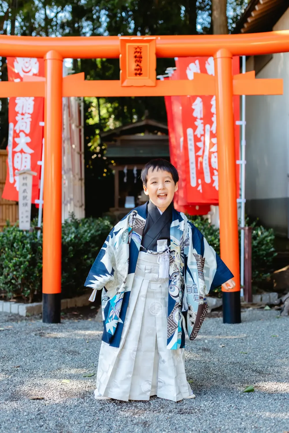 兜や扇の柄を大胆に配した濃紺の羽織袴で笑う男の子の全身、七五三出張撮影（六所神社・大磯）