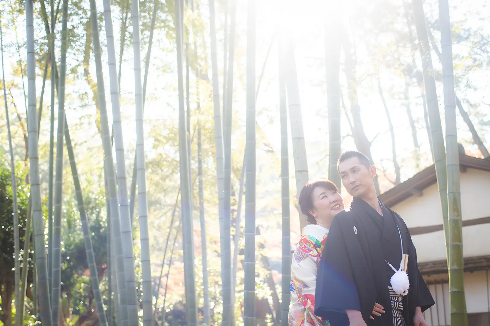 竹林の中で寄り添う和装姿の新郎新婦を写した前撮り写真