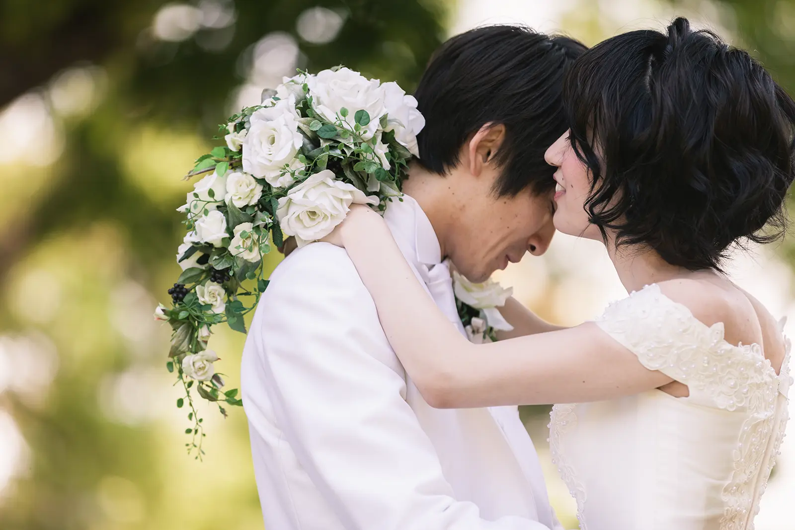 寄り添いながら自然な表情を見せる新郎新婦のアップ写真