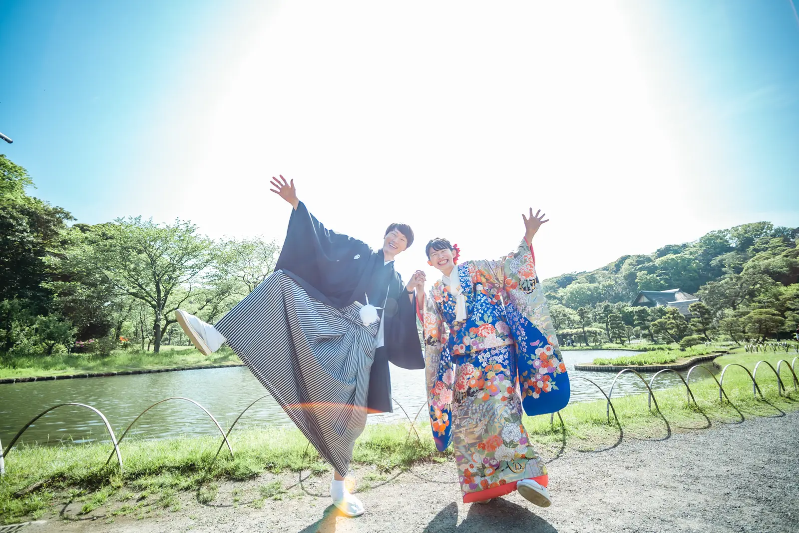 和装姿で元気にポーズを取る新郎新婦の前撮り写真