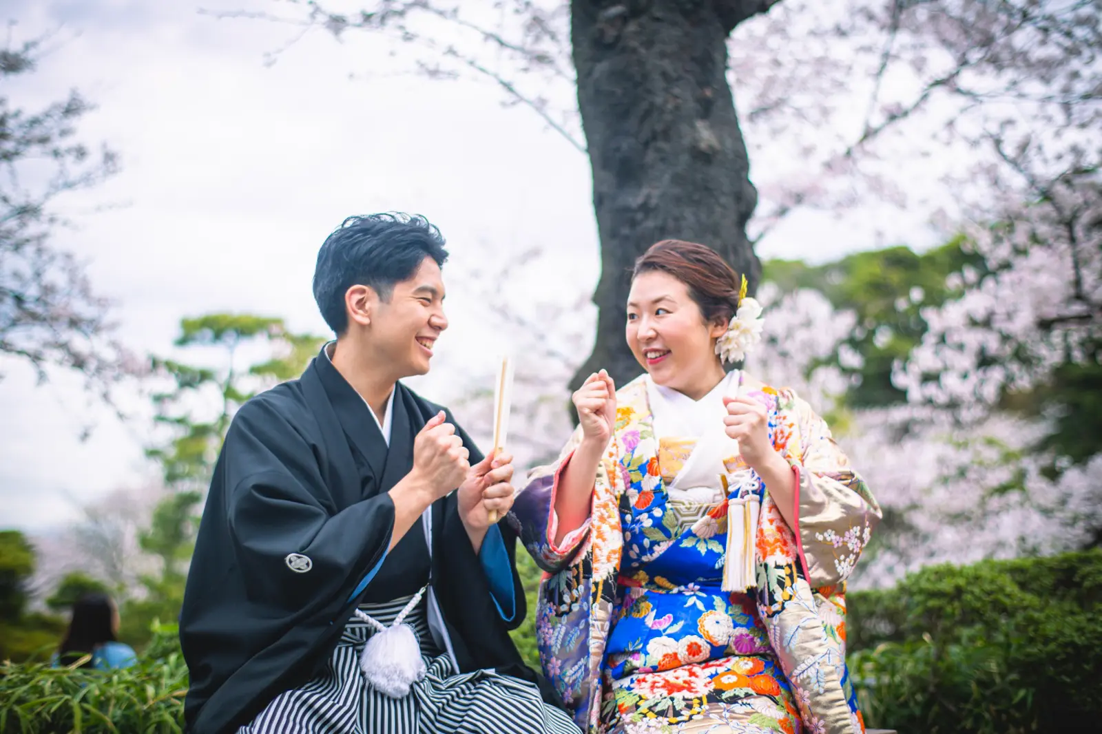 三溪園の茶屋でお団子を待つ和装の新郎新婦のオフショット