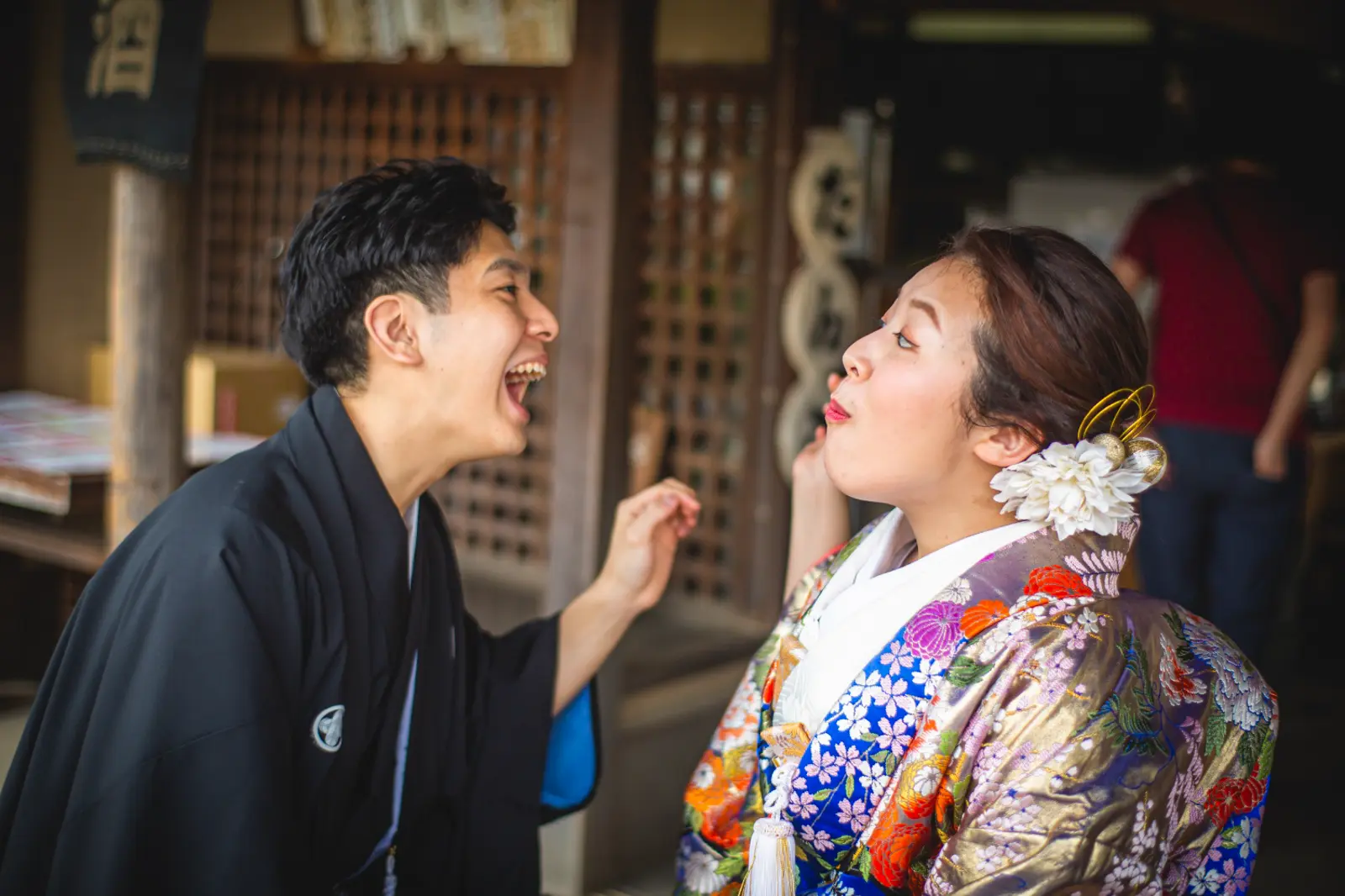 三溪園で最後のお団子を新婦が食べる瞬間の和装オフショット