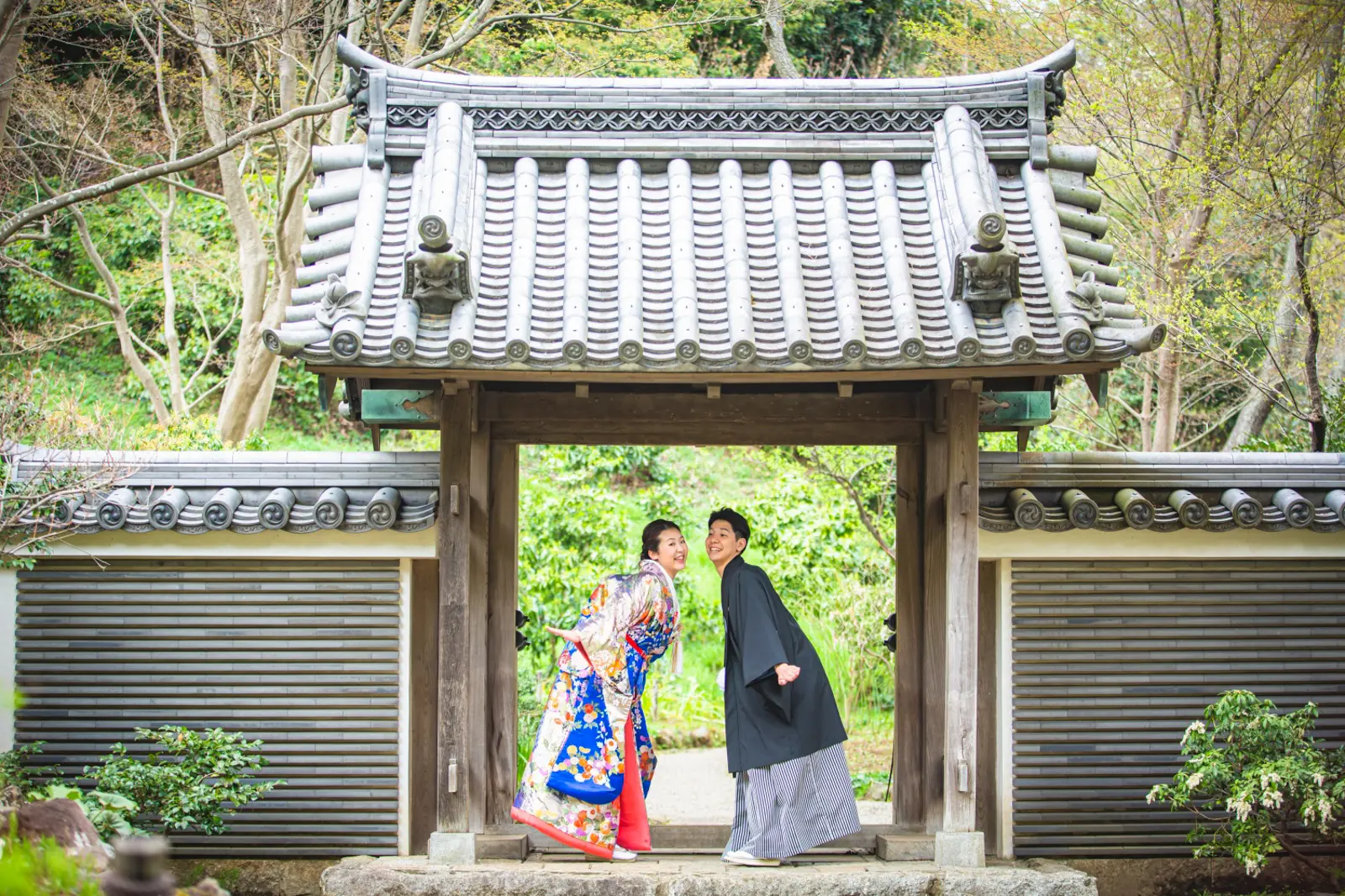三溪園で自然体の表情を見せる和装の新郎新婦