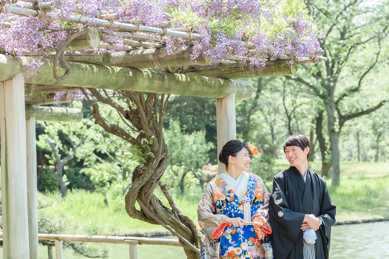 横浜の三溪園で藤棚の下を歩く和装姿の新郎新婦