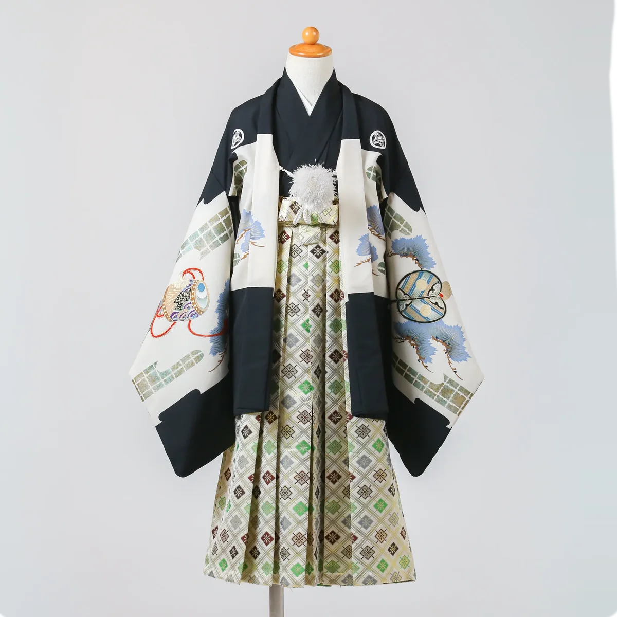 七五三 3歳男の子の羽織袴 黒×白・松・太鼓 品番B3-111｜フォトジェリッシュ金沢店