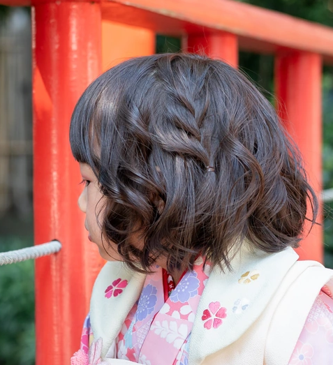 七五三で3歳の女の子の髪型のアップ。くせ毛のボブを結ばずにおろし、サイドに編み込みを1本入れた