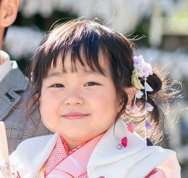 七五三で3歳の女の子の髪型のアップ。ミディアムの髪を二つ結びに仕上げた