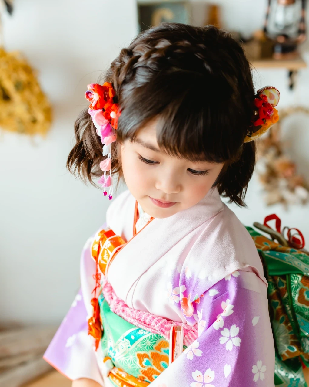 前髪ありのボブの七五三7歳。頭の上をカチューシャのように編み込み、毛先はゆるいカール