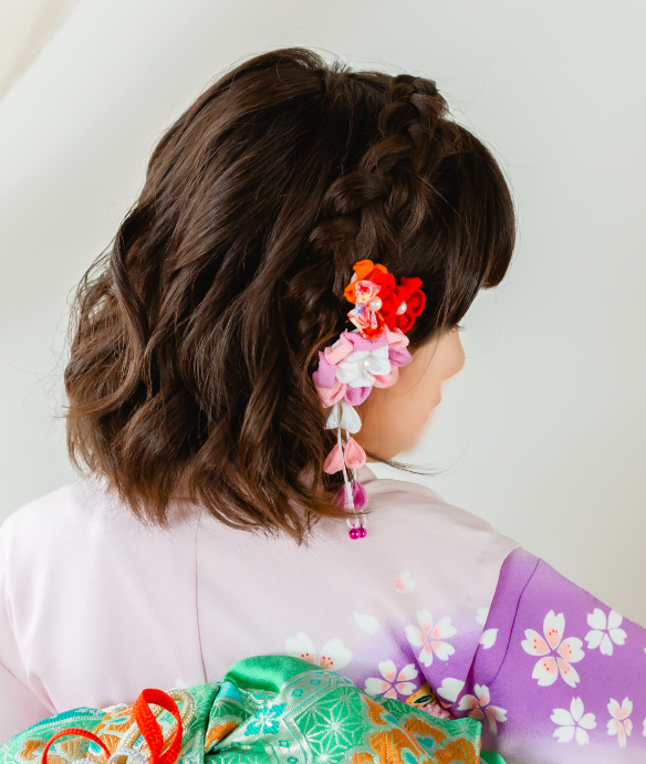 七五三で7歳の女の子の髪型のアップ。ゆるく巻いたボブと編み込みを後ろから