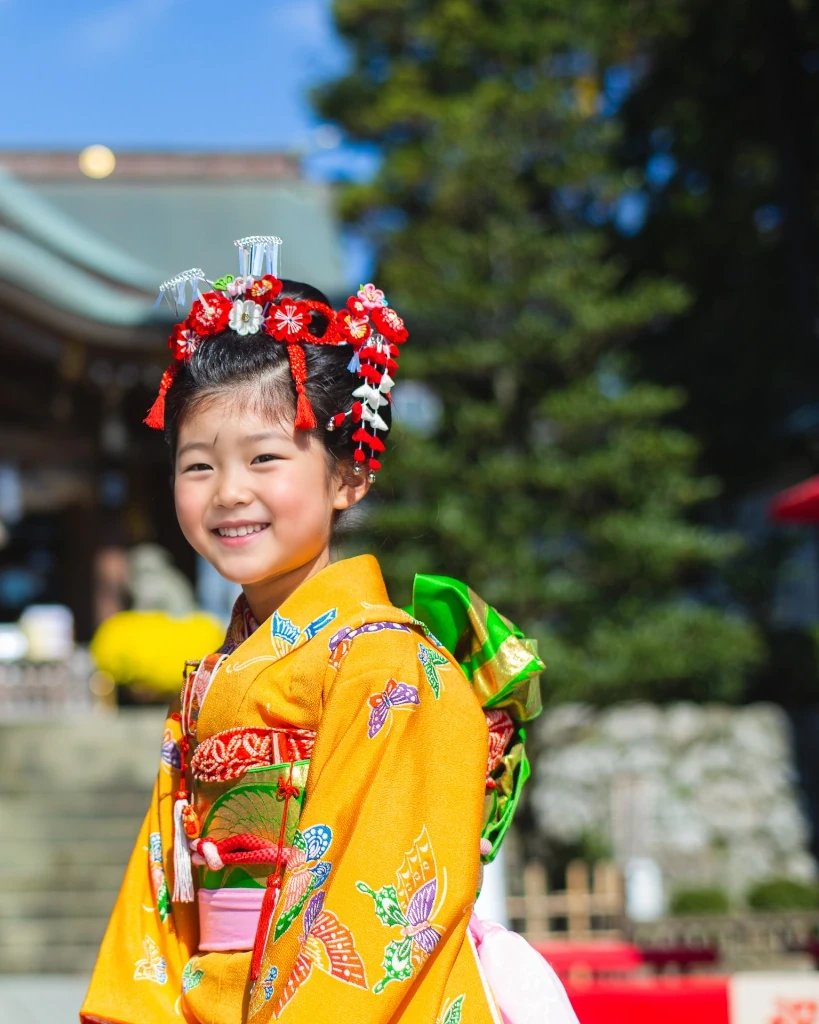 七五三7歳の日本髪風を正面から。赤と白のつまみ細工と下がり飾り