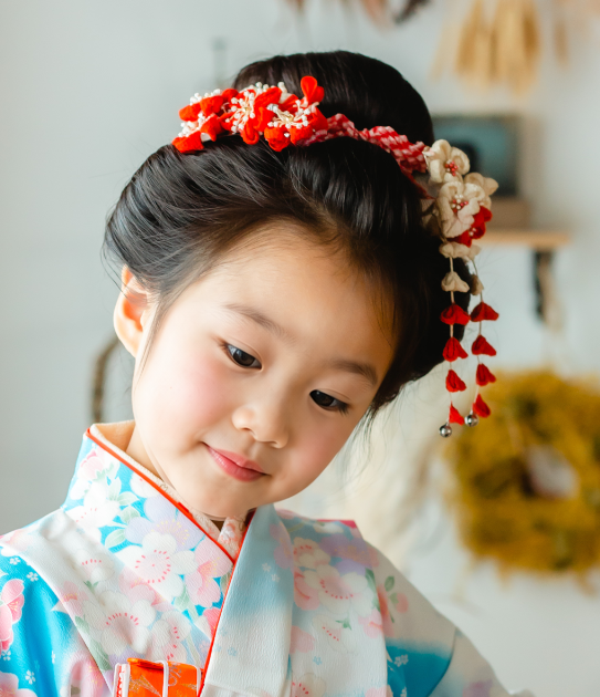 七五三で7歳の女の子の髪型のアップ。日本髪風アップに赤白の下がり飾り
