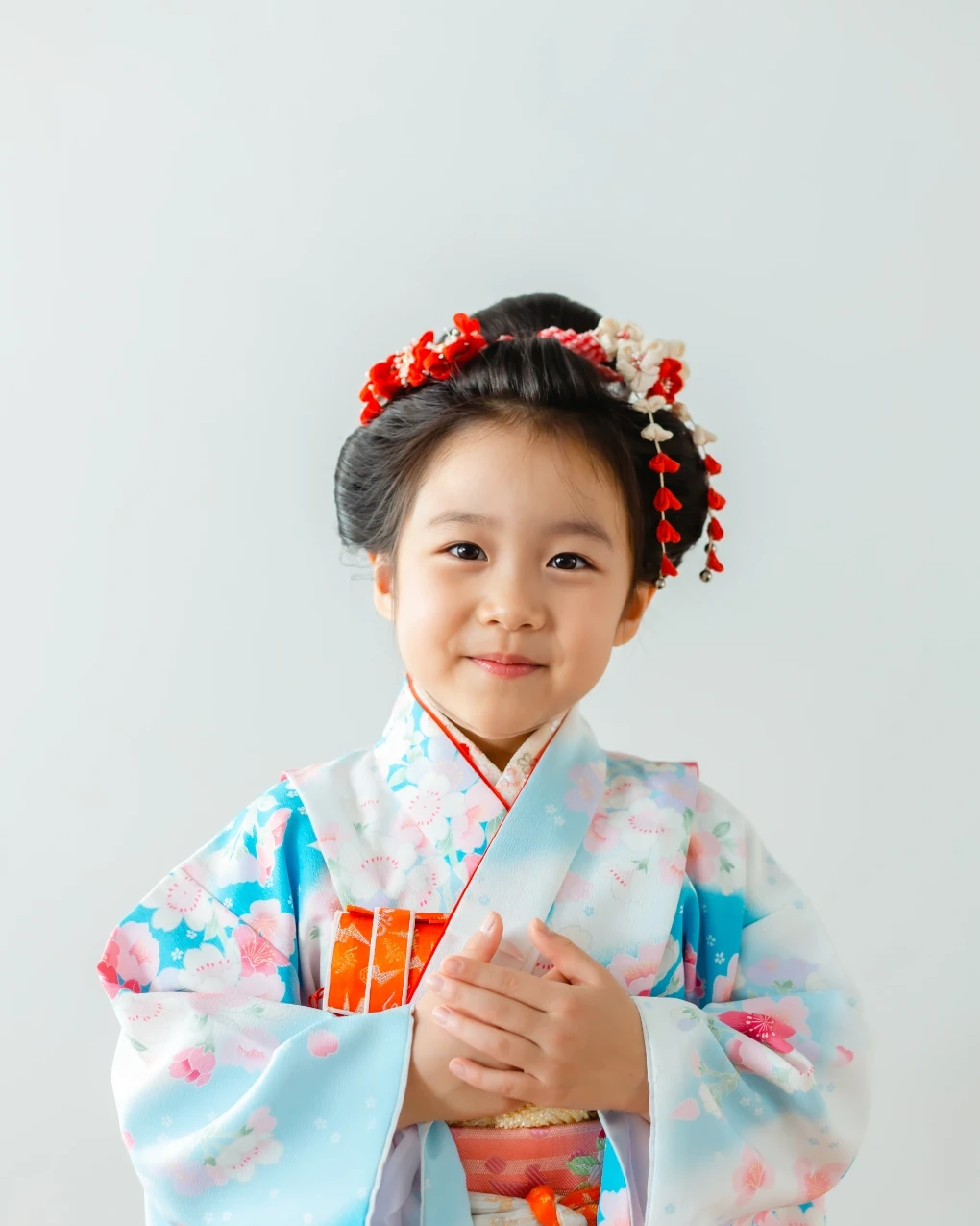 同じ子を正面から。前髪なしで、頭の上に赤いつまみ細工を並べた日本髪風