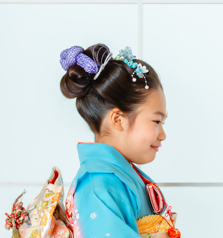 七五三で7歳の女の子の髪型のアップ。日本髪風の髷に紫の鹿の子を横から