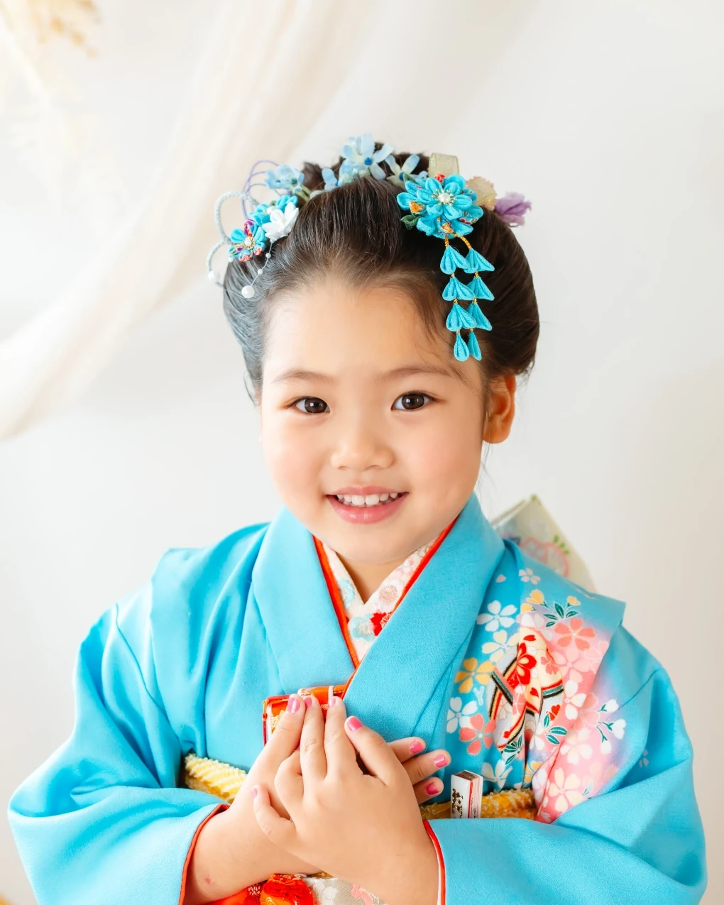 同じ子を正面から。水色のつまみ細工の簪と下がり飾り