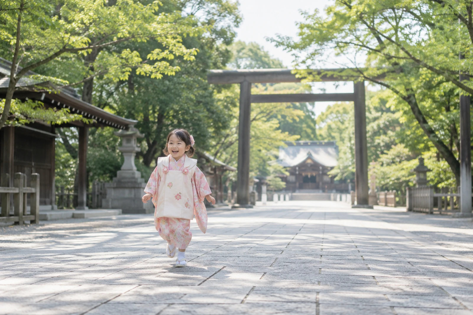 空いた境内でのびのびと七五三の前撮りをする様子