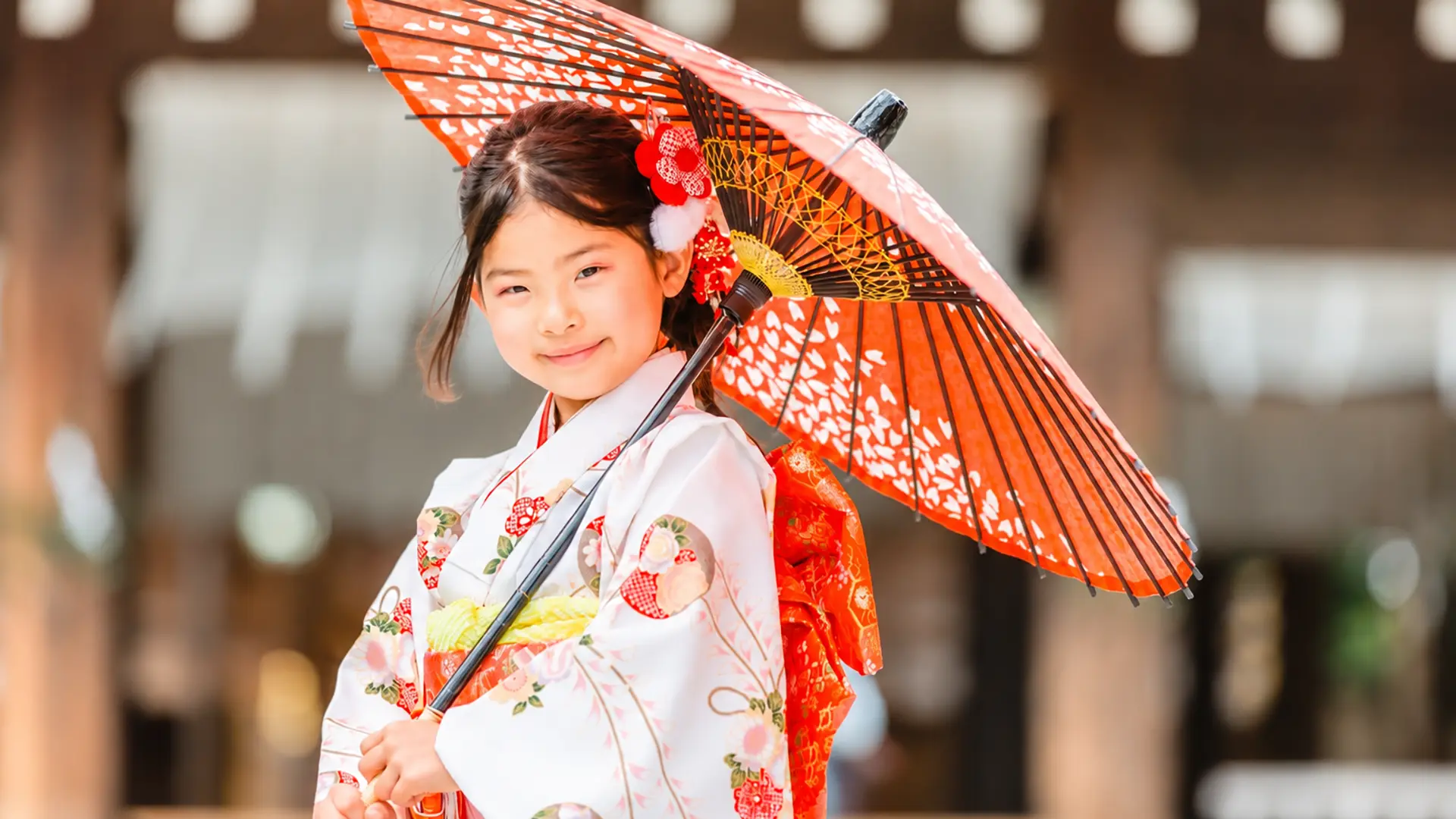 神社の境内で七五三のお参りをする着物姿の女の子｜フォトジェリッシュ