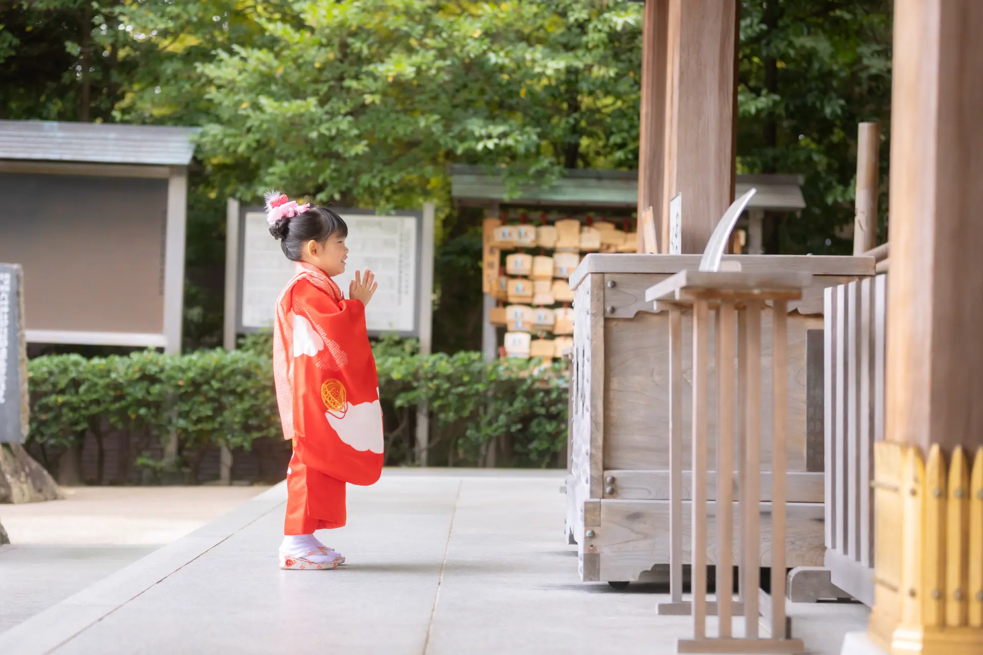 六所神社の御社殿前で小さな手を合わせる3歳の女の子｜七五三スナップ｜フォトジェリッシュ