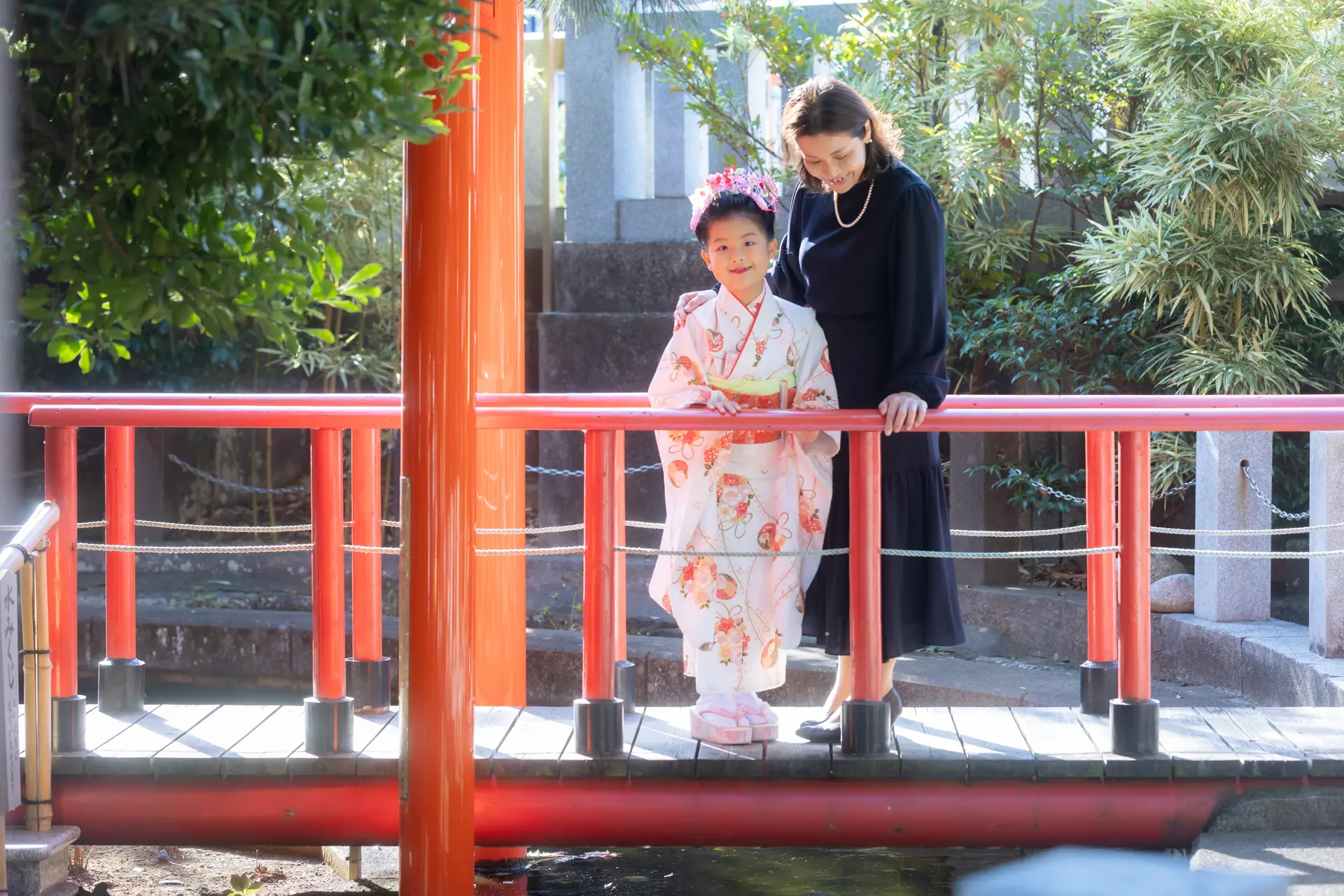 六所神社の太鼓橋で鯉の池をのぞく七五三の母娘｜フォトジェリッシュ
