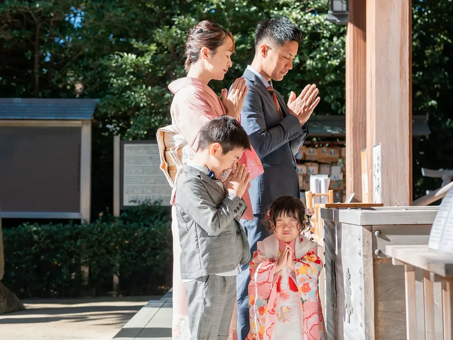 六所神社の御社殿前で家族揃って手を合わせる七五三のご家族｜3歳の被布の女の子｜フォトジェリッシュ