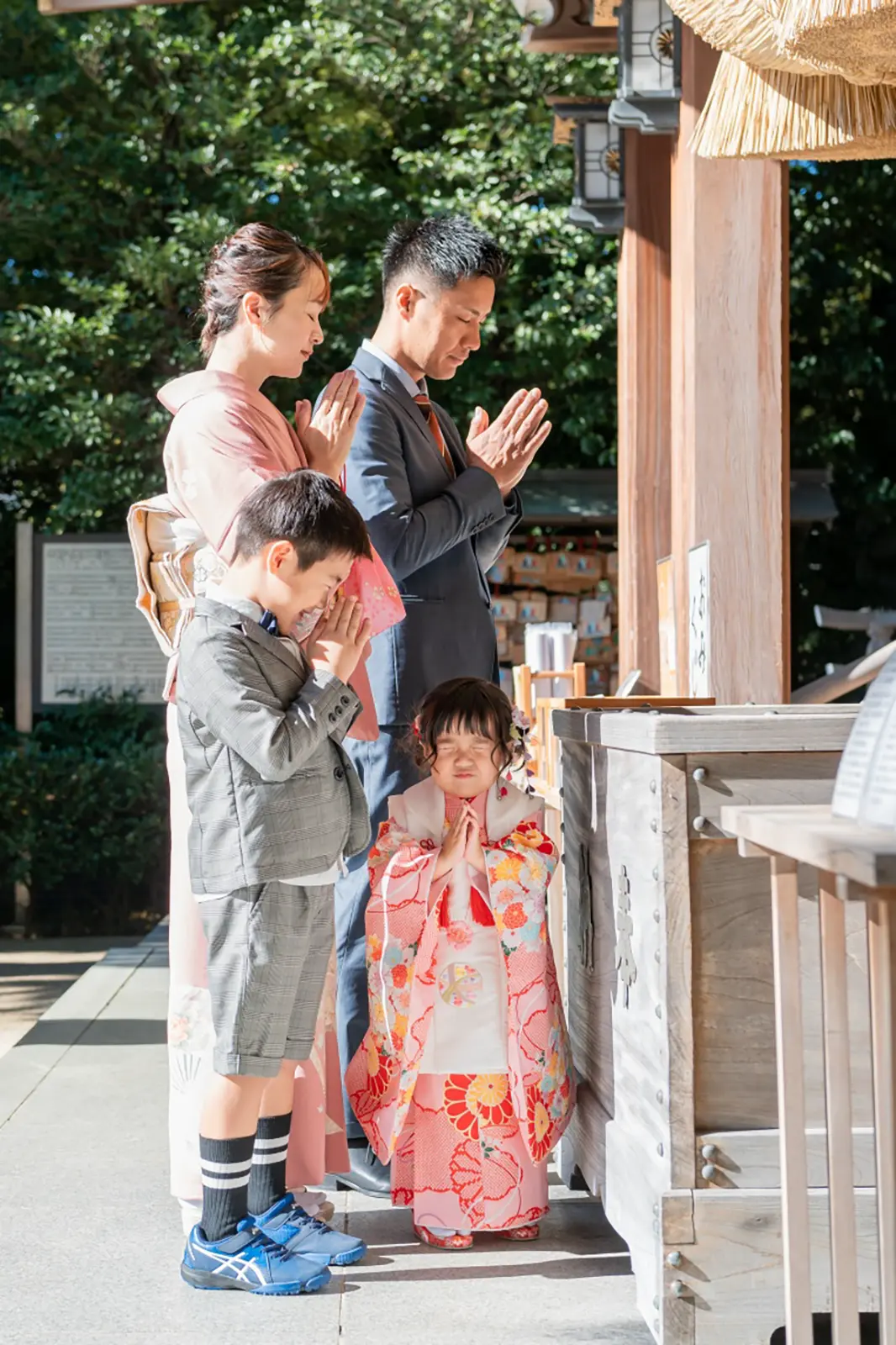 拝殿前で家族そろって手を合わせる七五三｜ピンクの被布の3歳女の子と兄｜フォトジェリッシュ横浜