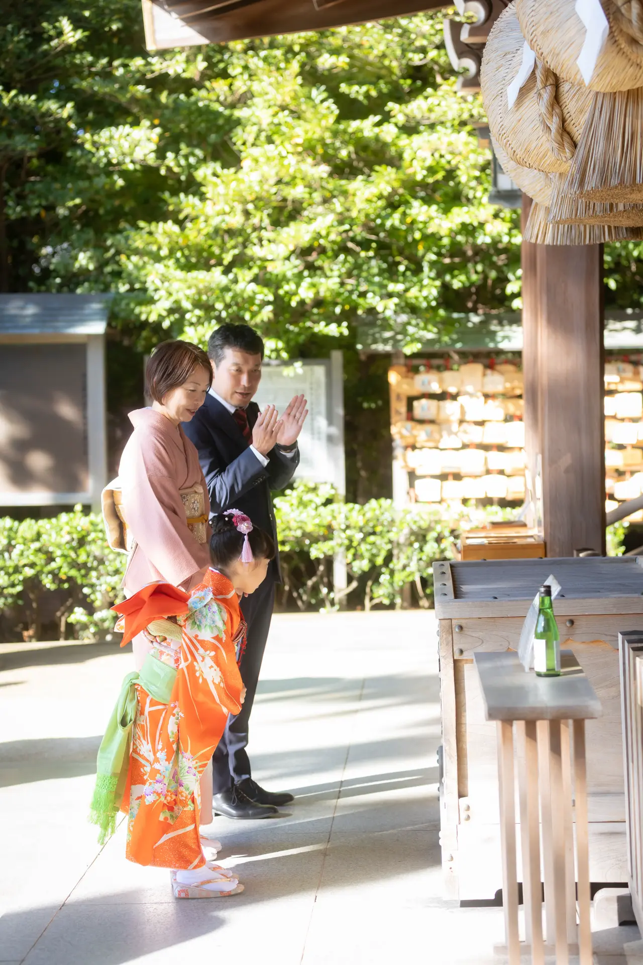 六所神社の拝殿でご家族揃ってお参りする七五三の一日｜フォトジェリッシュ