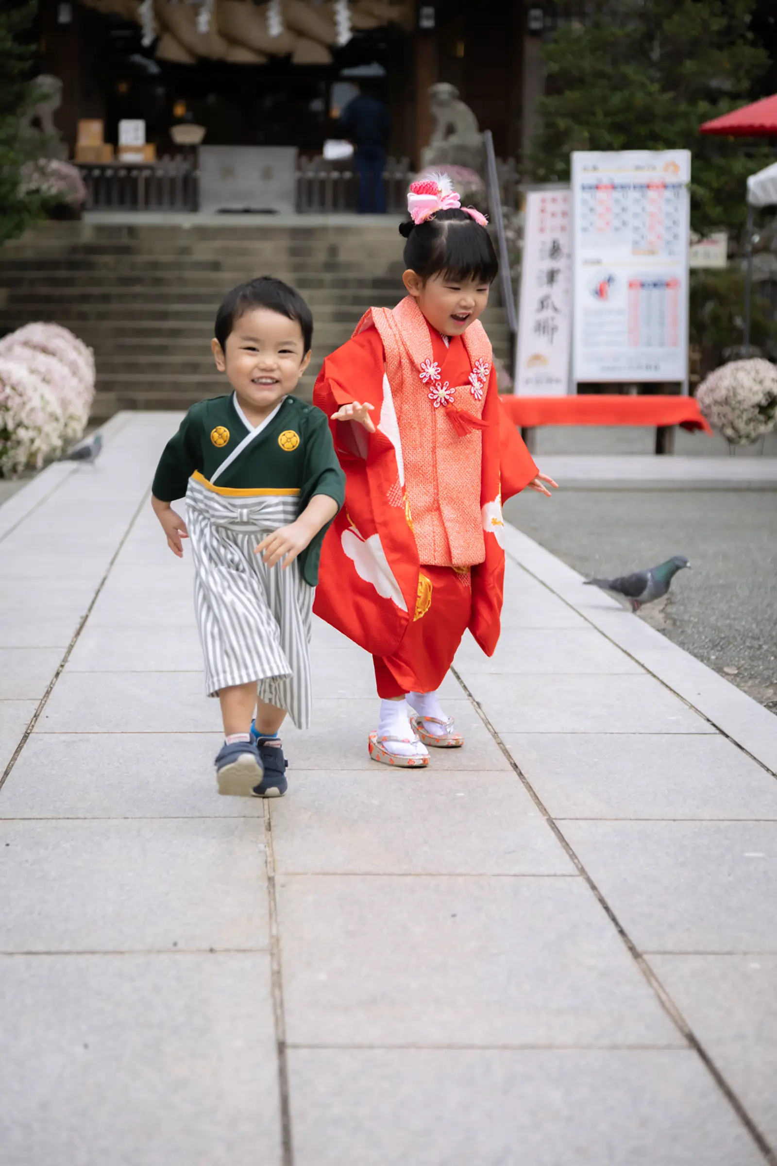 六所神社の参道で手をつないで笑う七五三のきょうだい｜フォトジェリッシュ