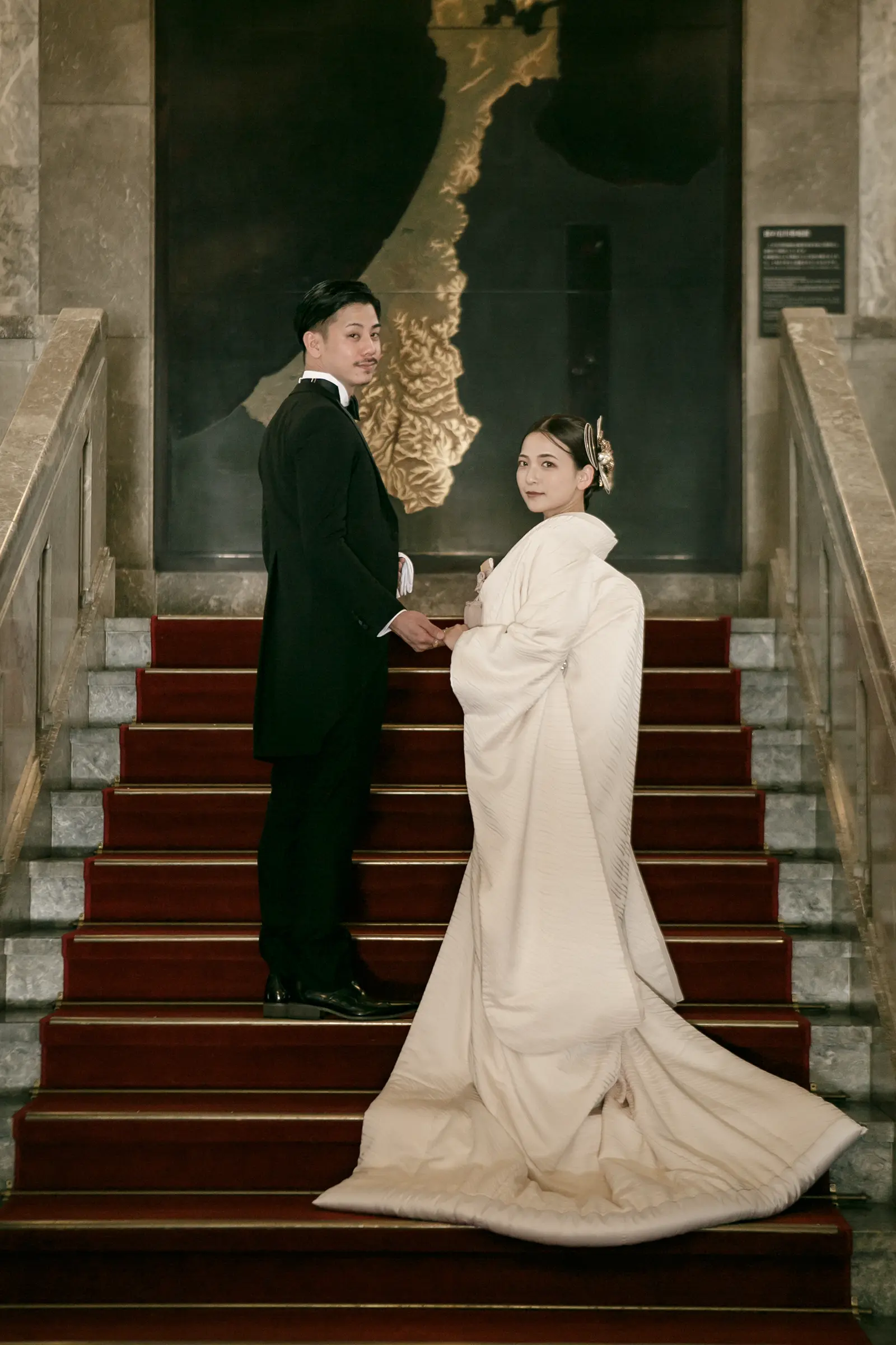 しいのき迎賓館のクラシカルな階段で白無垢とタキシード姿の新郎新婦を撮影した写真
