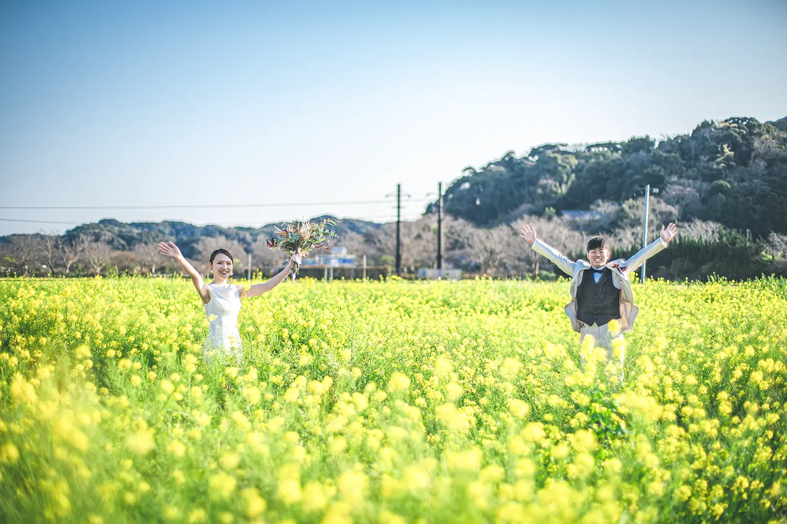 伊豆・下田の菜の花畑で撮影する新郎新婦