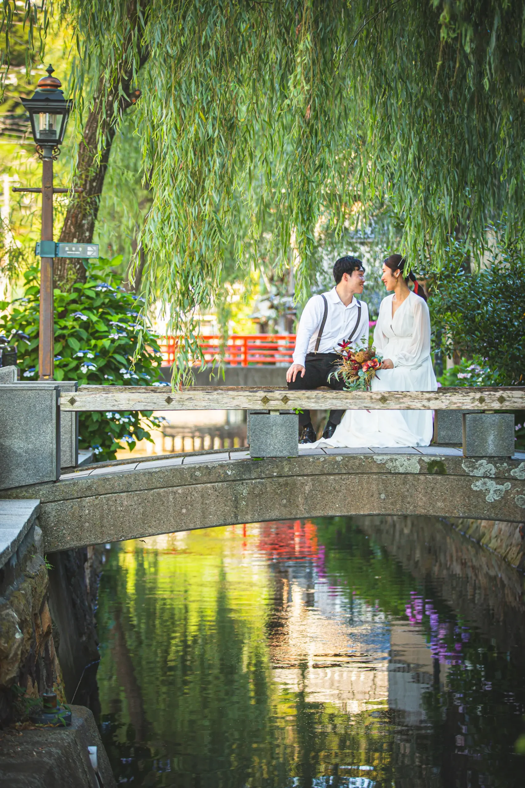 ペリーロードの平滑川に架かる石橋で撮影する新郎新婦
