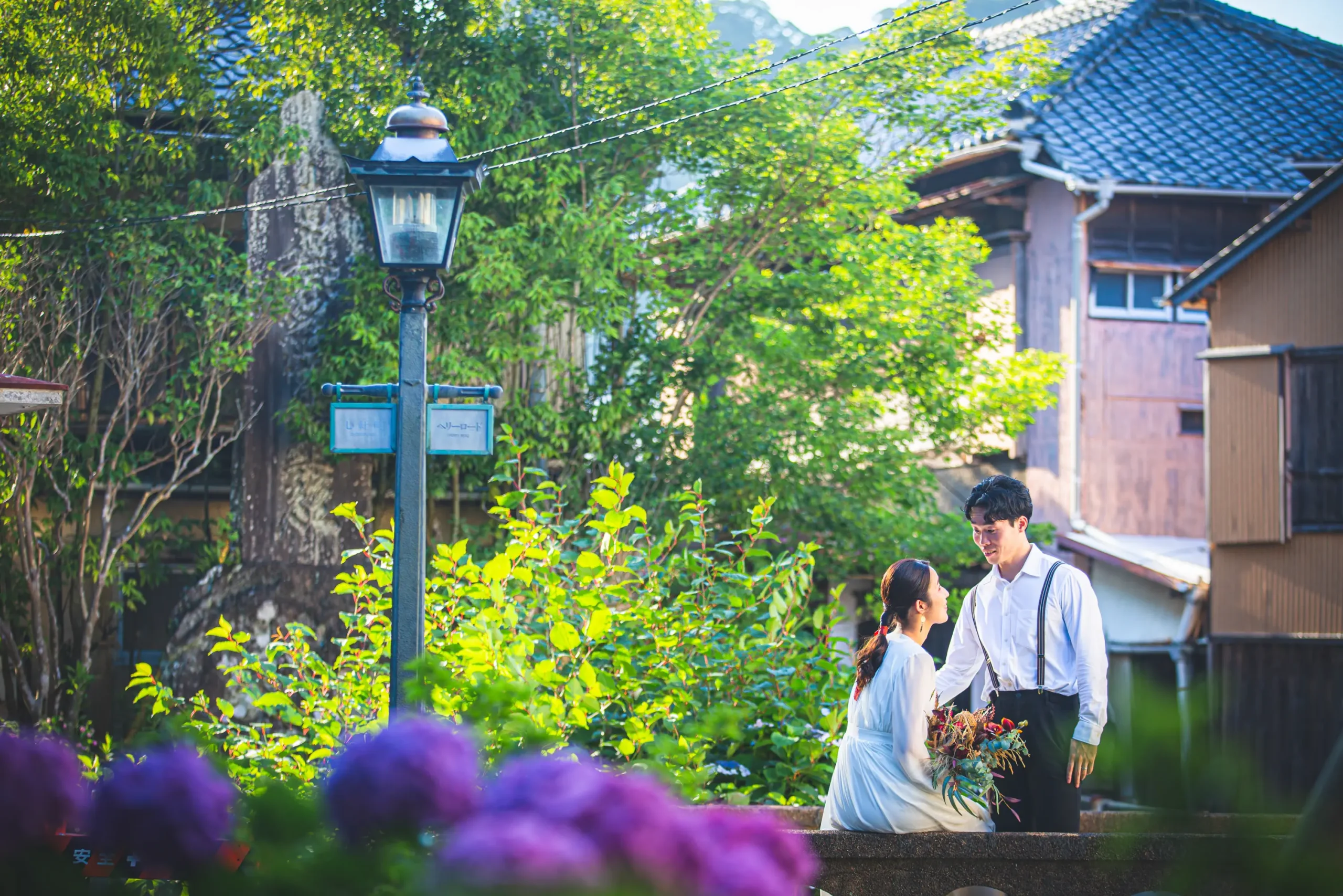 ペリーロードのあじさいと石橋を背景に寄り添う新郎新婦