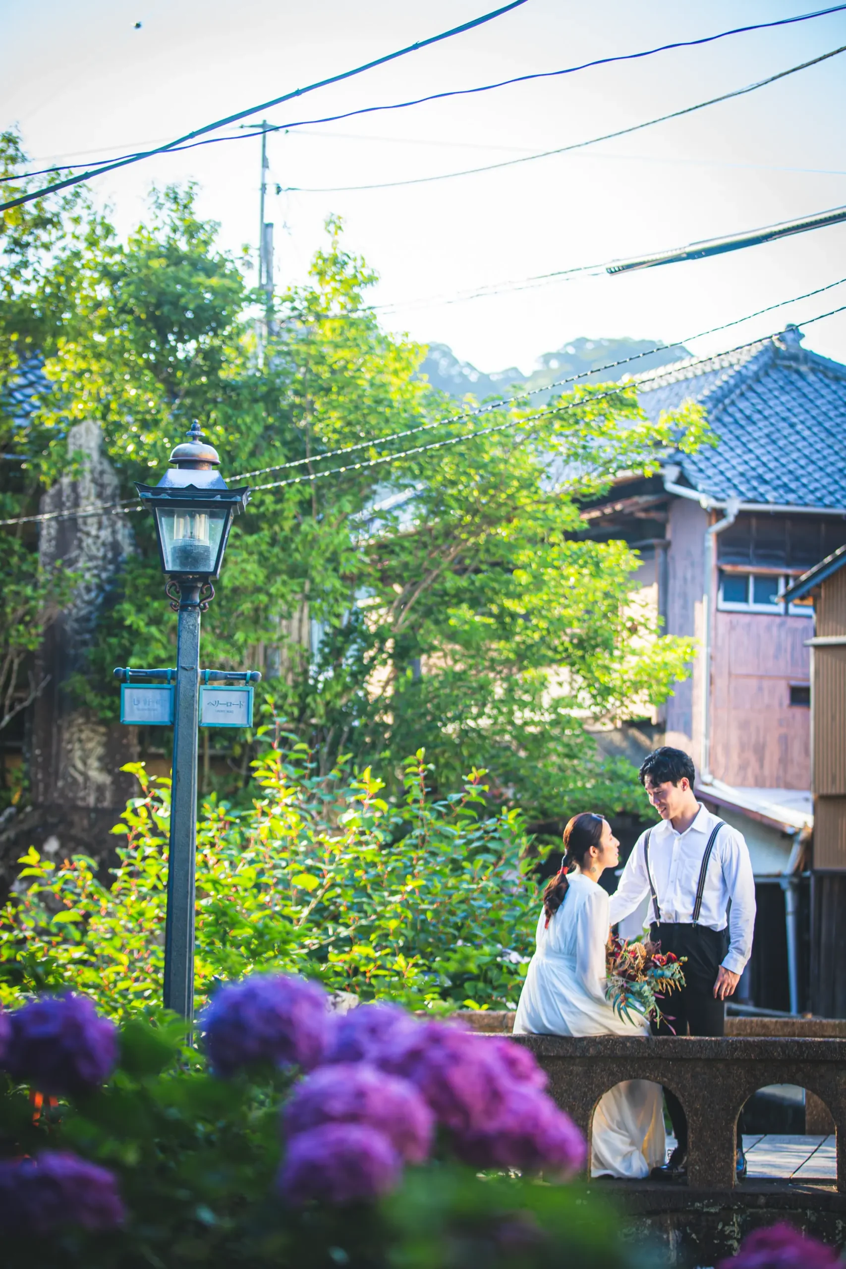 あじさいと下田の古い街並みの中で撮影する新郎新婦