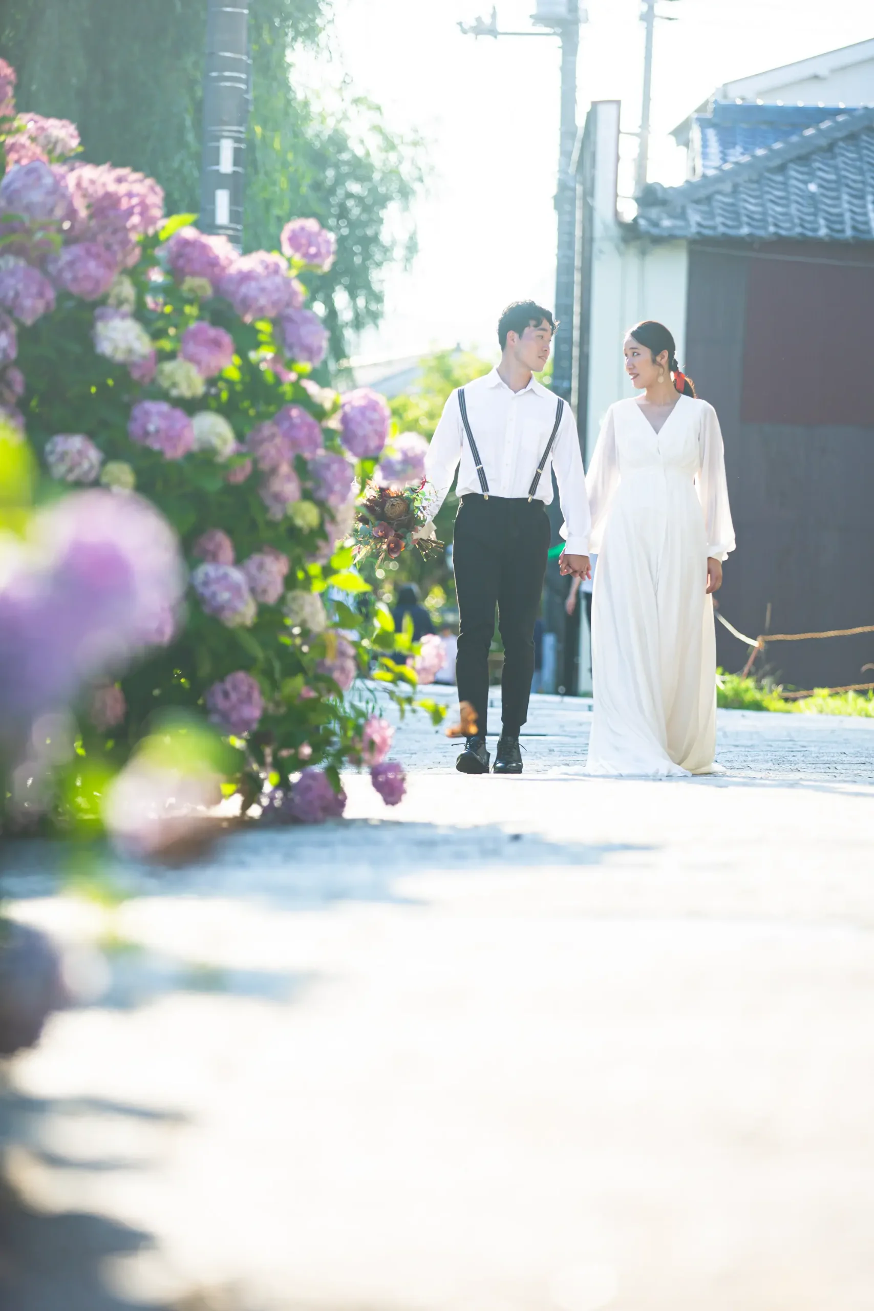 咲き誇るあじさいに包まれるペリーロードの新郎新婦