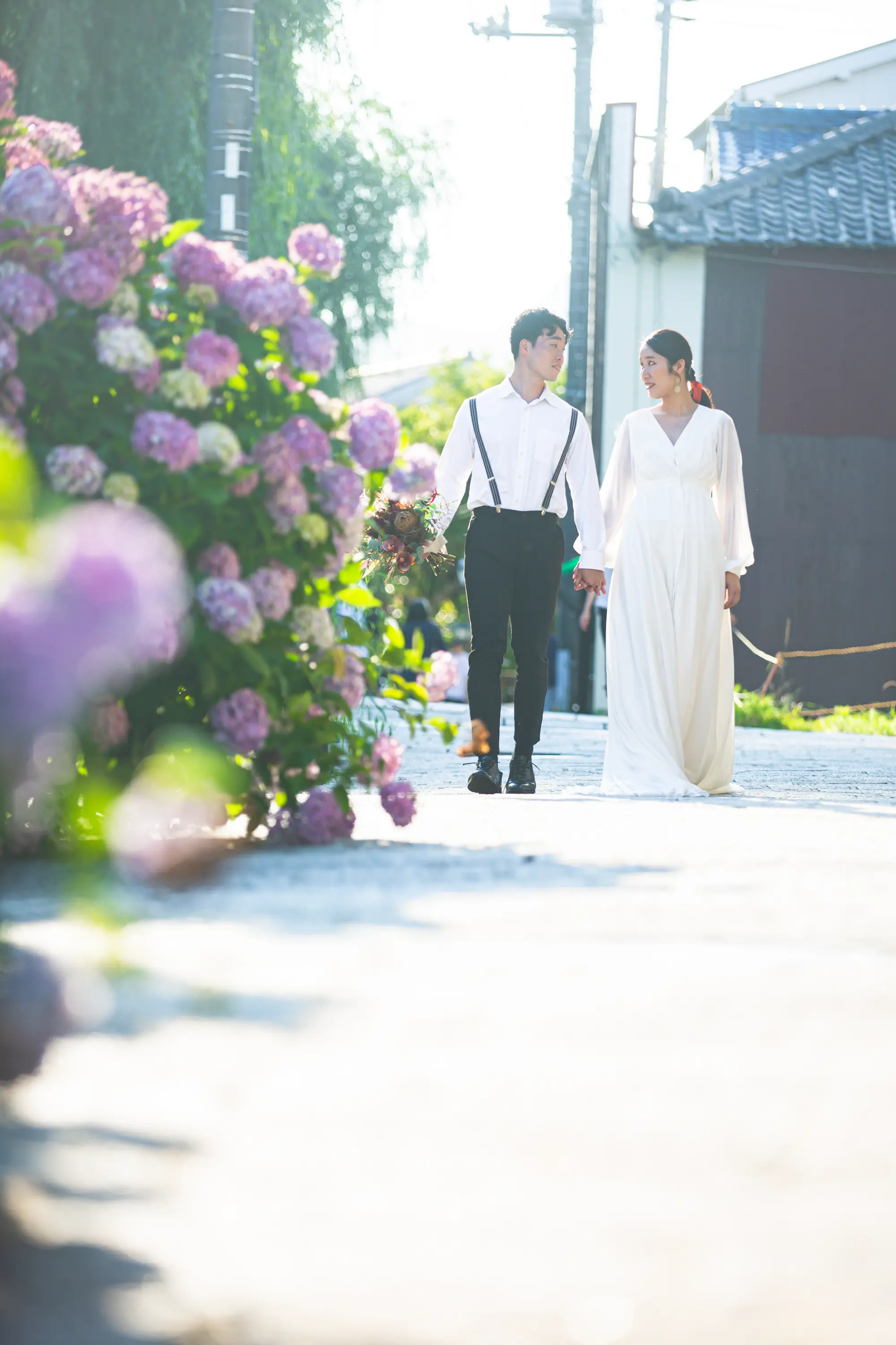 咲き誇るあじさいに包まれるペリーロードの新郎新婦
