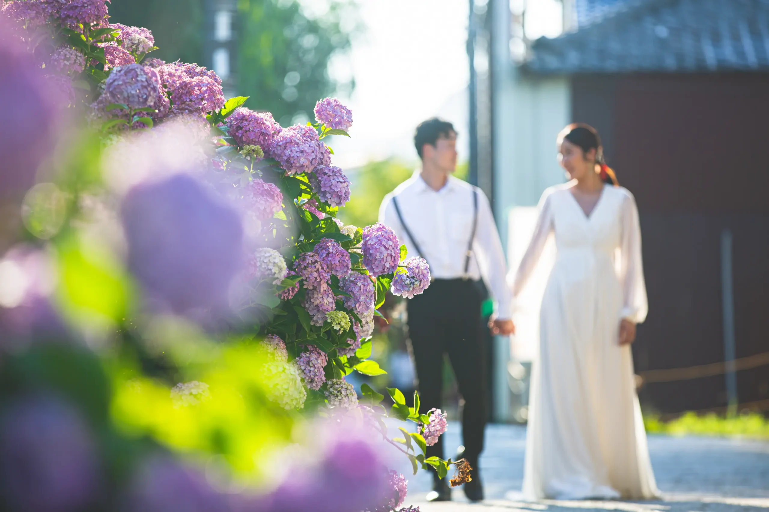 ペリーロードのあじさい並木を歩く新郎新婦の後ろ姿