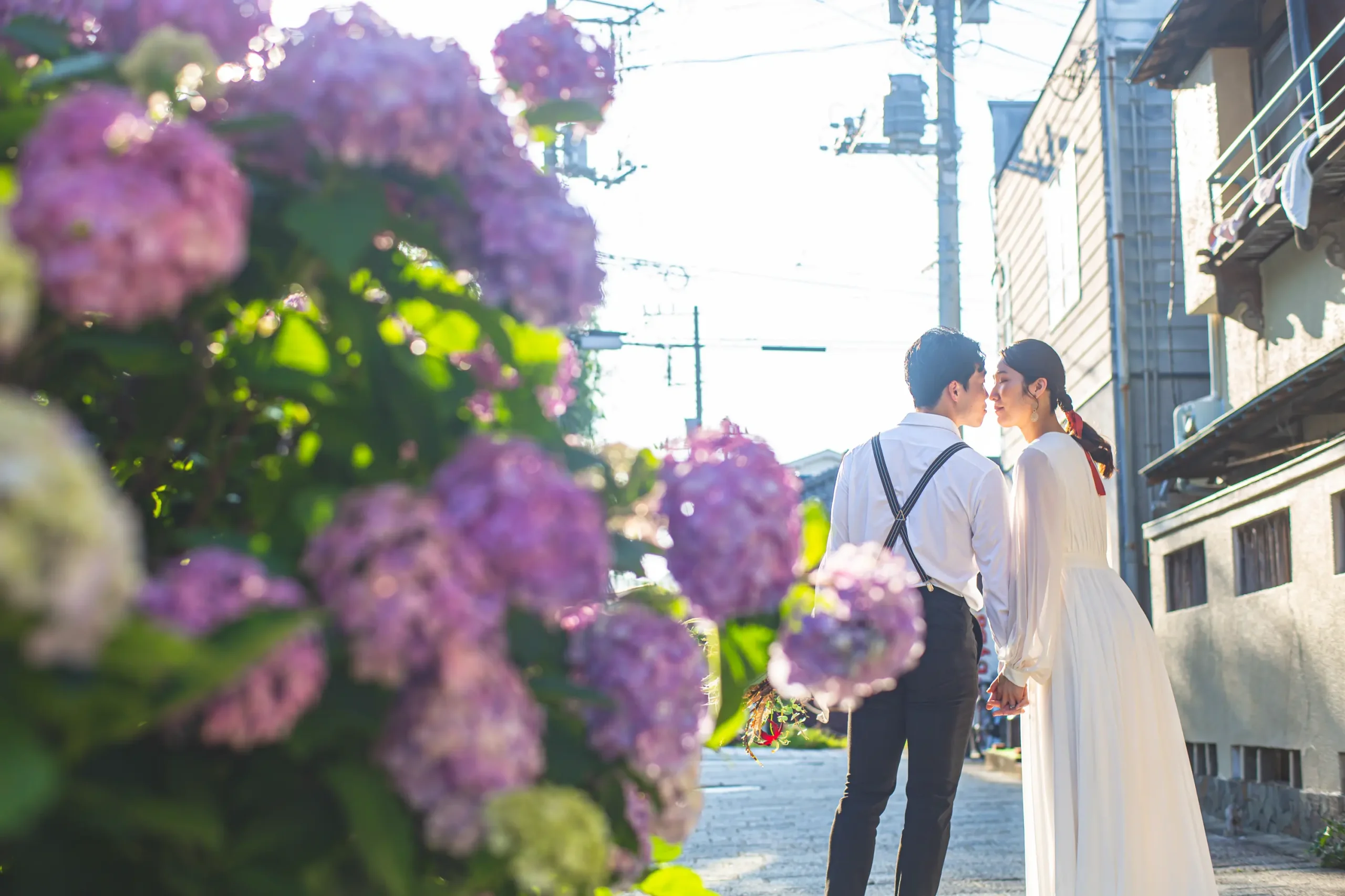 下田のレトロな街並みとあじさいの中を歩く新郎新婦