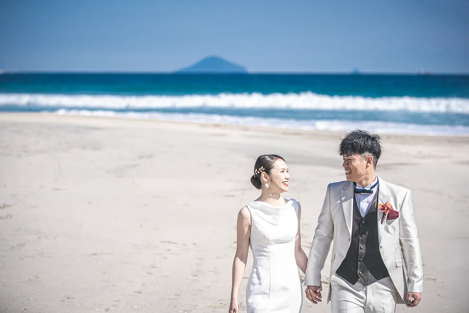 伊豆・下田の多々戸浜を歩く新郎新婦のフォトウェディング