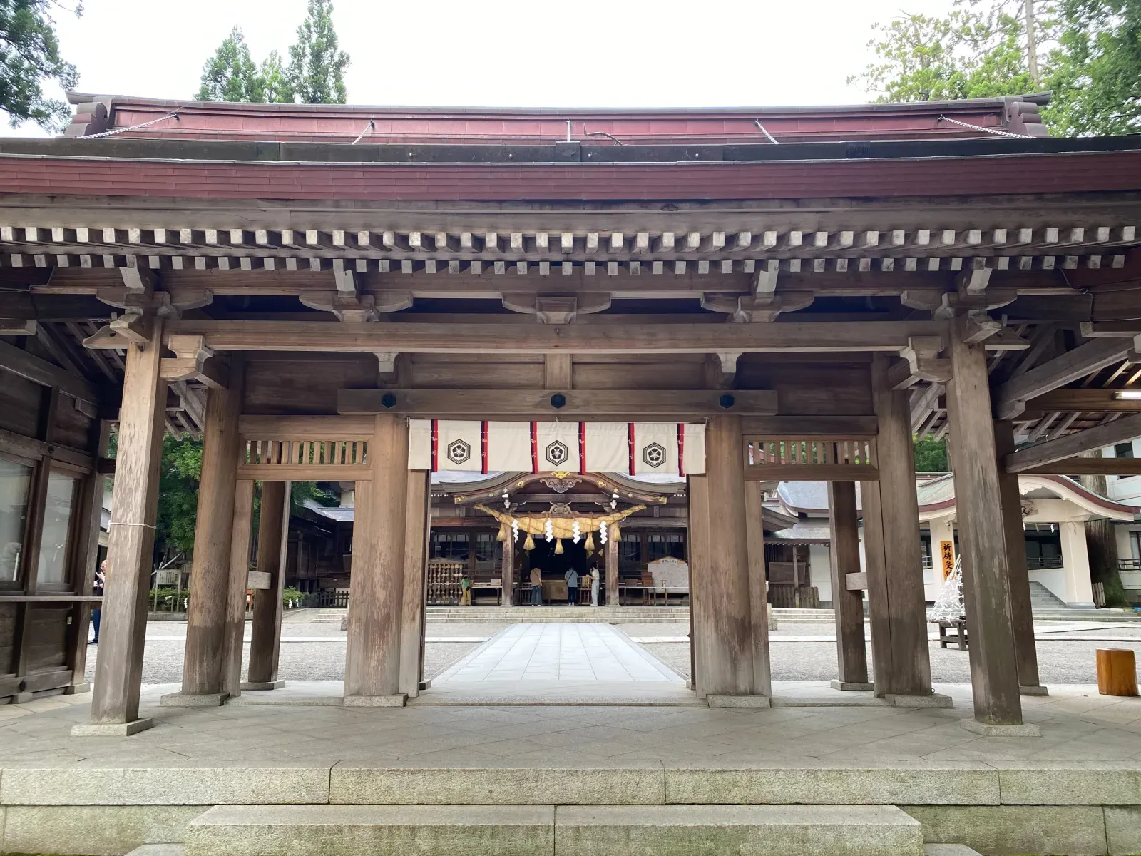 白山比咩神社の神門｜白山市の七五三出張撮影