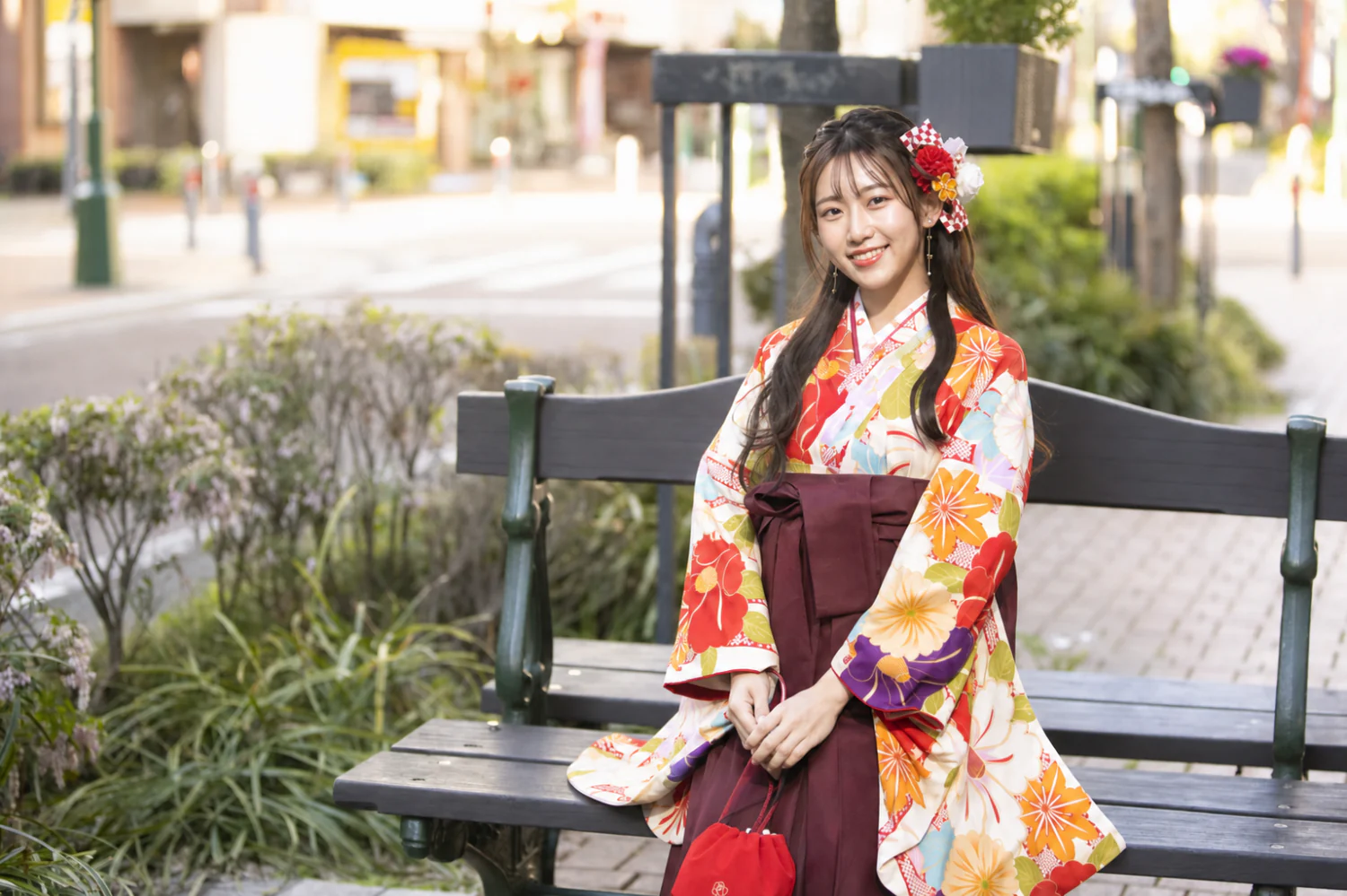 横浜ロケーションでの卒業袴前撮り。えんじの袴×白地古典柄、石造りの街並みを背景に