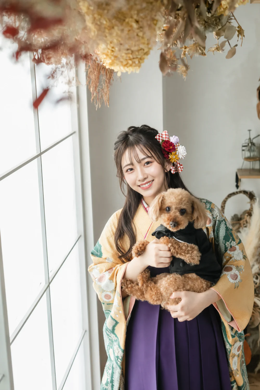 卒業袴の前撮りで愛犬を抱っこした一枚